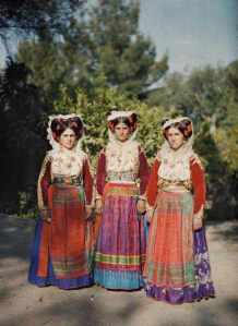 Contadine di Corfù in costume tradizionale